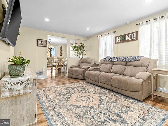 5th image of 10 Sheridan Ln