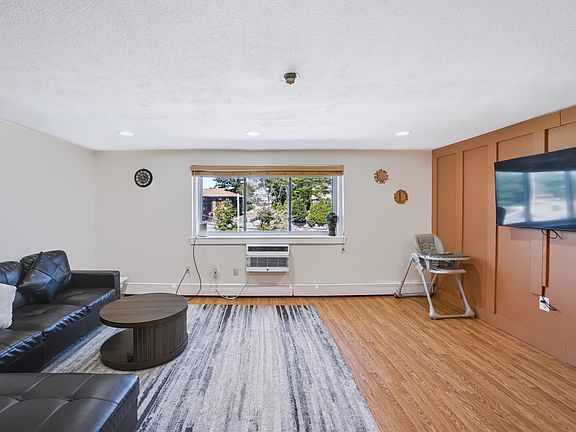 2nd image of 215 Winter St APT 3P