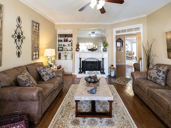 3rd image of 127 Warwick Cir