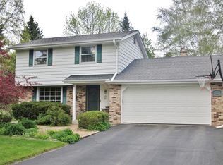 W54N882 Regency Ct, Cedarburg, WI 53012