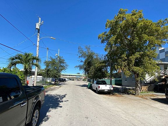 4th image of 611 NW 23rd Ct