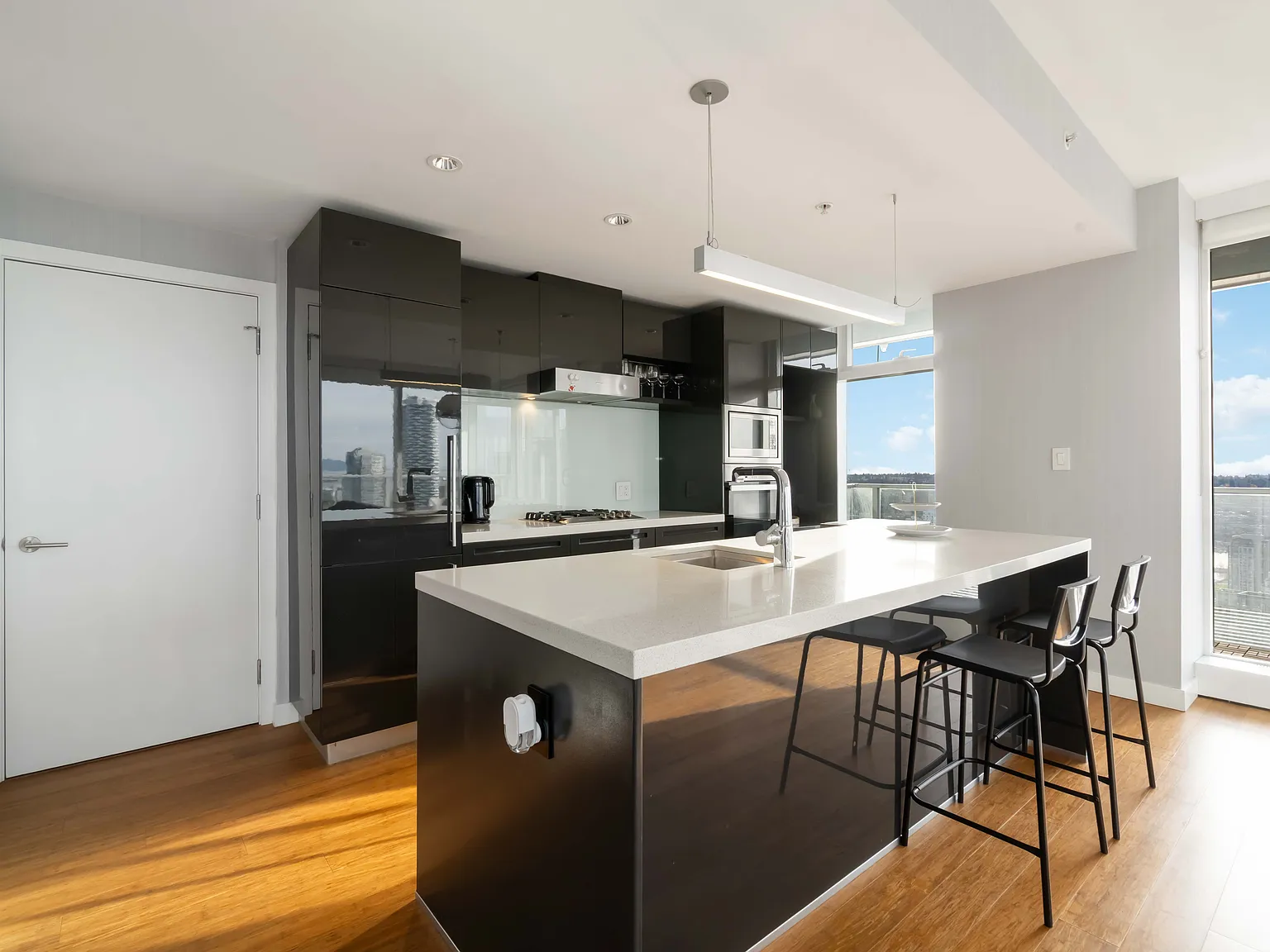 2 bed, 1050 sqft, $6,450 — Photo 2