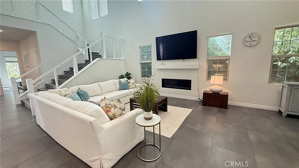 5 bed, 5.5 bath, 3853 sqft, $8,800 — Photo 2