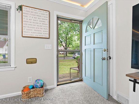 3rd image of 2317 Wellington Rd