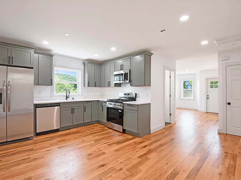 8 Sheldon St #3