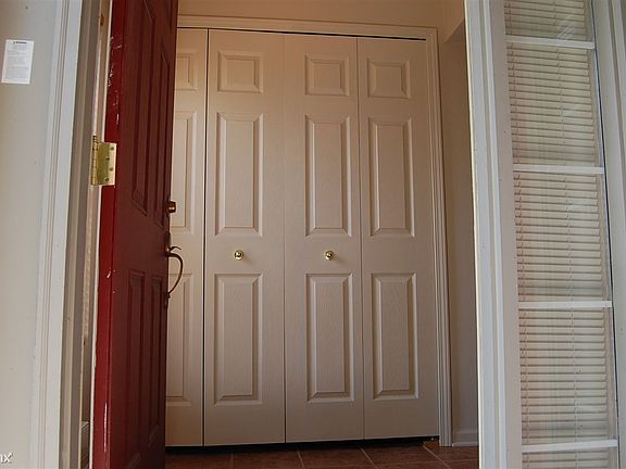 4th image of 144 W Oakbrook Dr