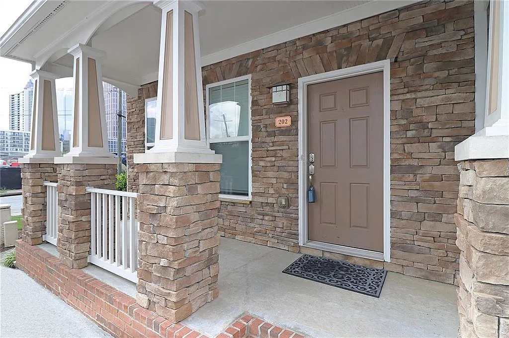 3 bed, 1970 sqft, $3,200 — Photo 2