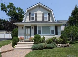 230 Orchard St, Westbury, NY 11590