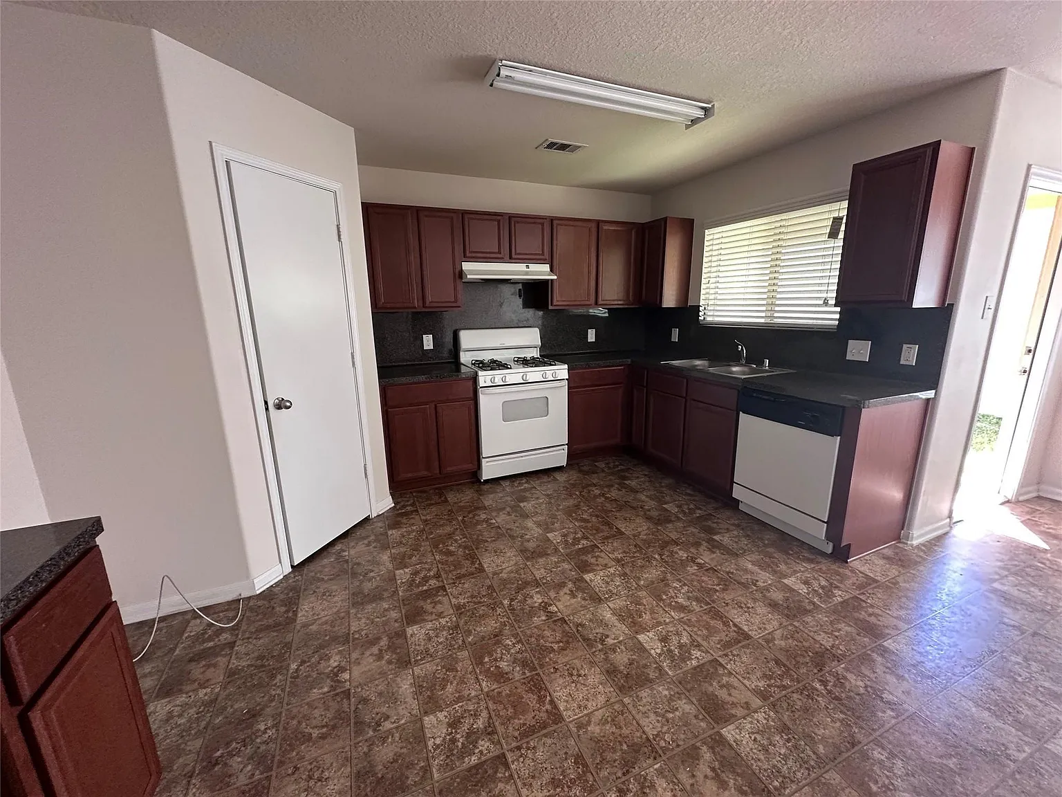 3 bed, 2.0 bath, 1502 sqft, $1,700 — Photo 2