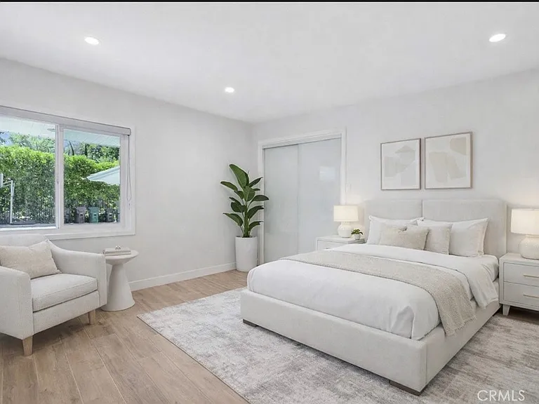 4450 Hayvenhurst Ave — Photo 18