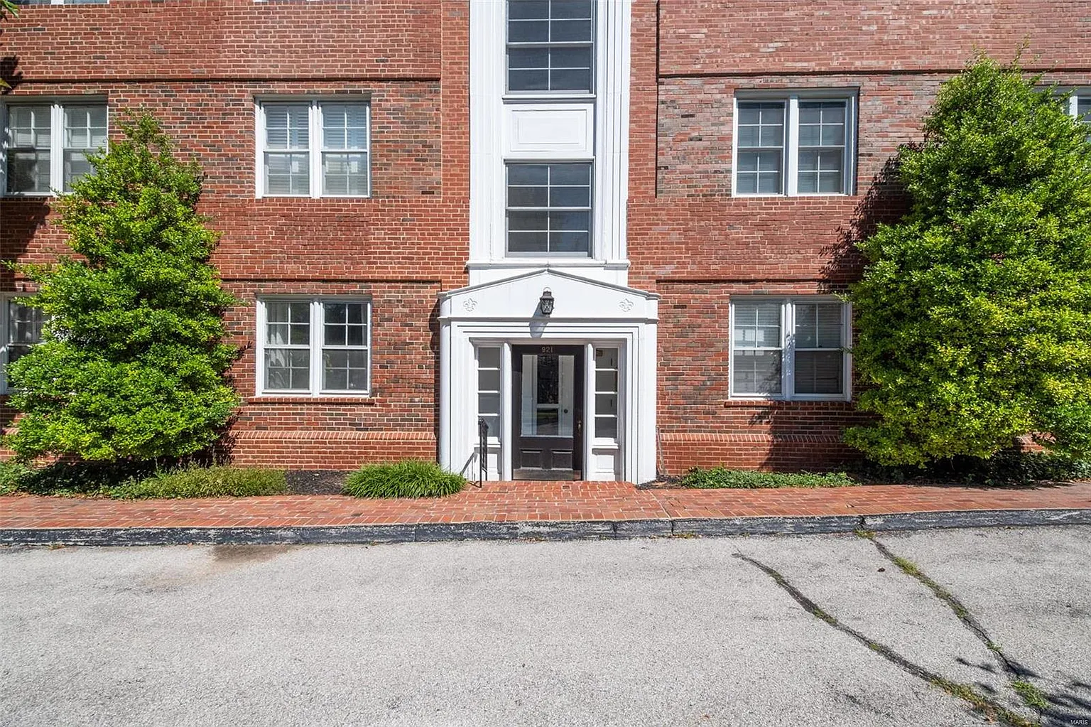 921 S Hanley Rd APT D photo 1
