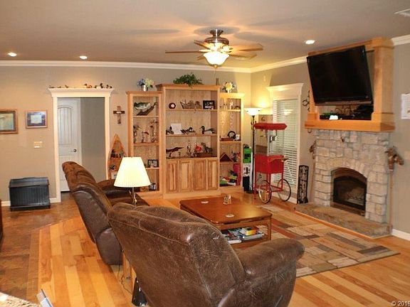 4th image of 11912 Hickory Ln