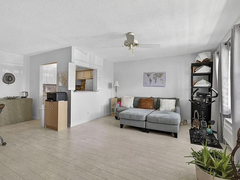 106 Camden E — Photo 8