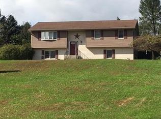 4663 Lovers Ln, Slatington, PA 18080