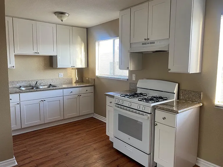 Bellflower Apartments — Photo 22