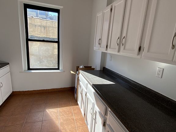 4th image of 5056 Broadway #2