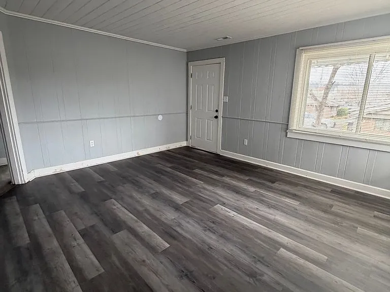 409 Eastgate Rd — Photo 3