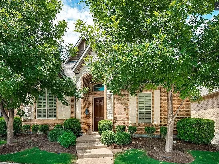2501 Lady Viviane Ln — Photo 2