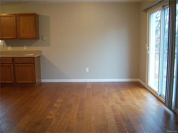 4th image of 380 Woodlake Dr