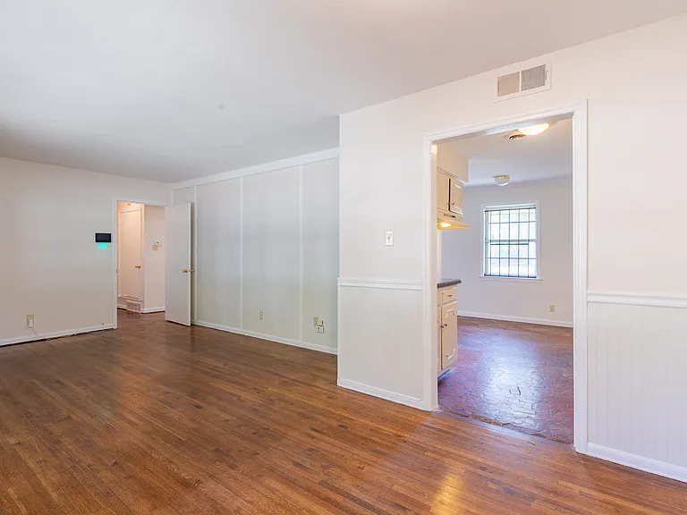 1539 Eason Ave — Photo 3