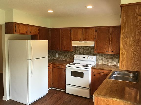 3rd image of 4925 Laurel Ln