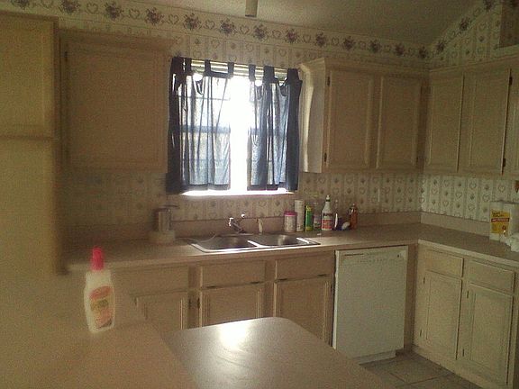 3rd image of 205 Anita Ln