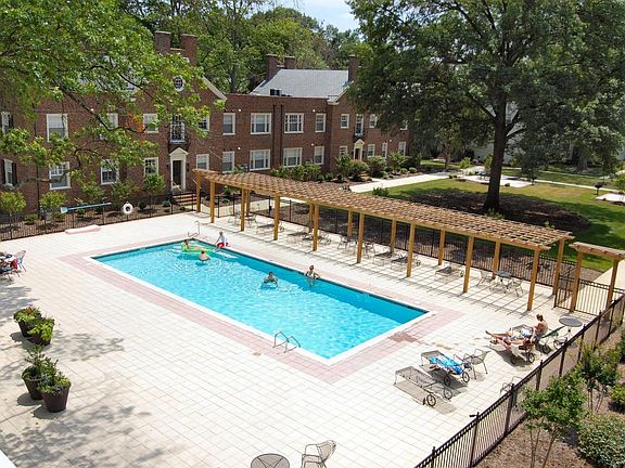 4th image of 27 W Locke Ln