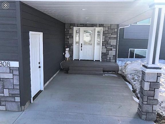 3rd image of 915 Nano Nagle Ave NE