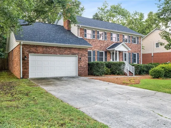 4105 Oak Hollow Dr, High Point, NC 27265
