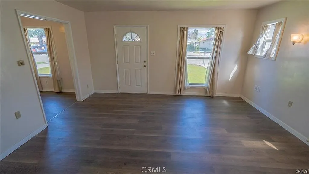 3 bed, 1044 sqft, $3,380 — Photo 3