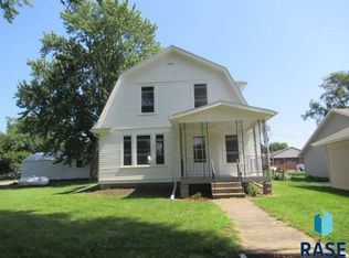 201 E Church Ave, Hills, MN 56138