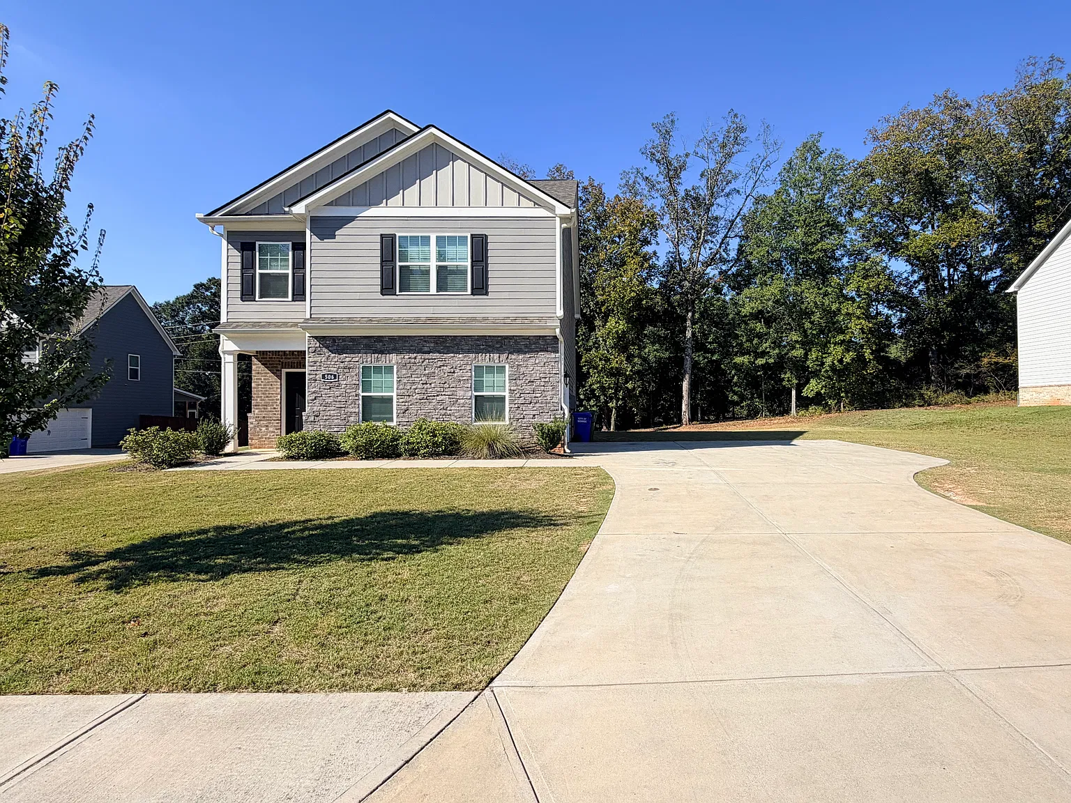 4 bed, 2.5 bath, 2421 sqft, $2,600 — Photo 2
