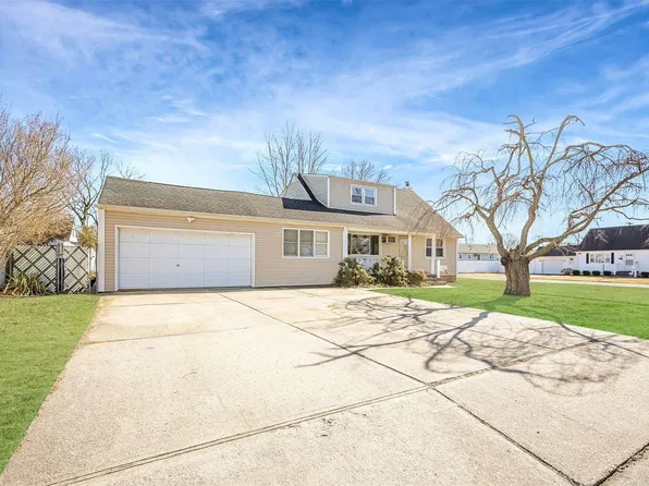 701 Jackson Avenue, Lindenhurst, NY 11757