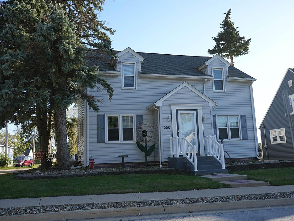 1st image of 206 3rd St SE