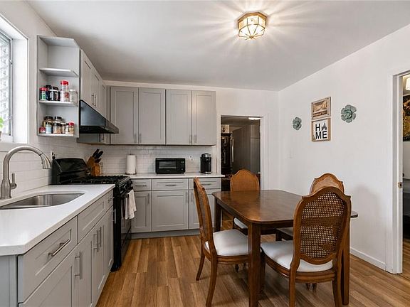 4th image of 76 Greenleaf Ave