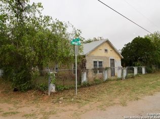 917 Bryan St, Carrizo Springs, TX 78834
