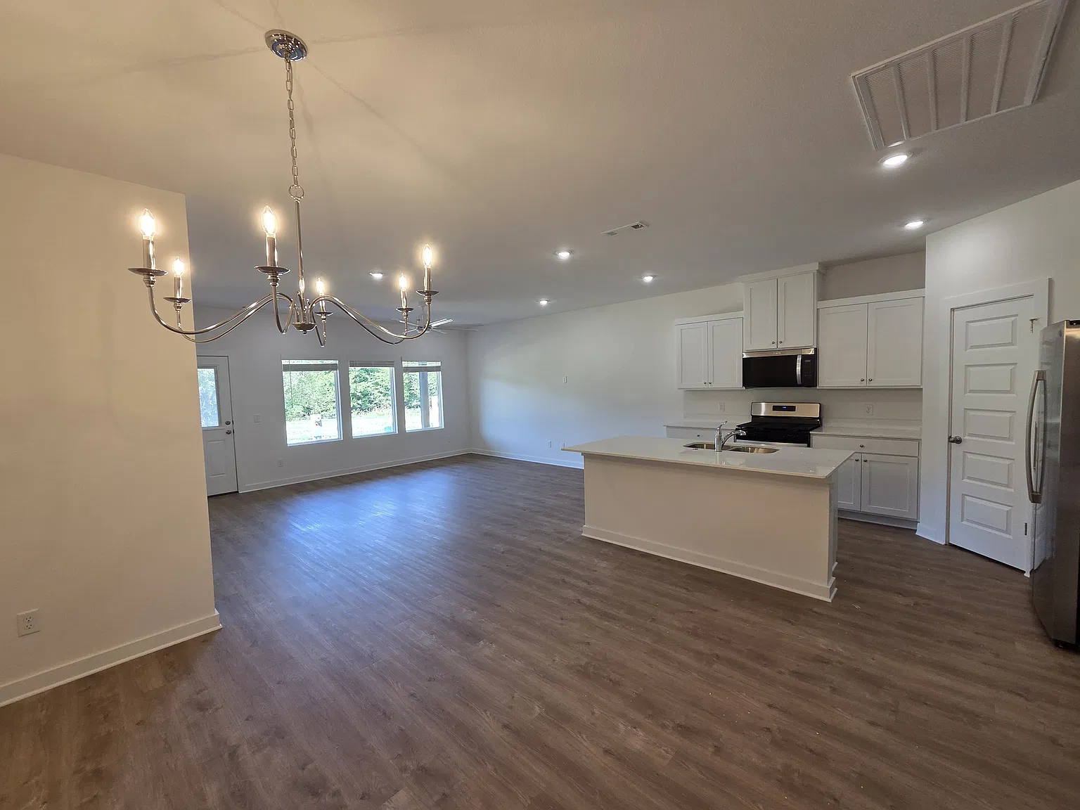 4 bed, 2313 sqft, $3,200 — Photo 3
