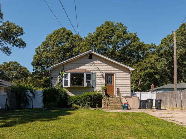 17 W End Avenue, Shirley, NY 11967