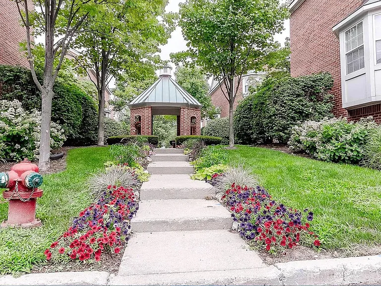 160 Allenhurst Ave — Photo 14