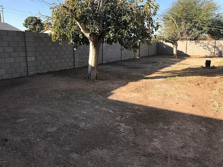 653 W Coolidge Pl — Photo 2