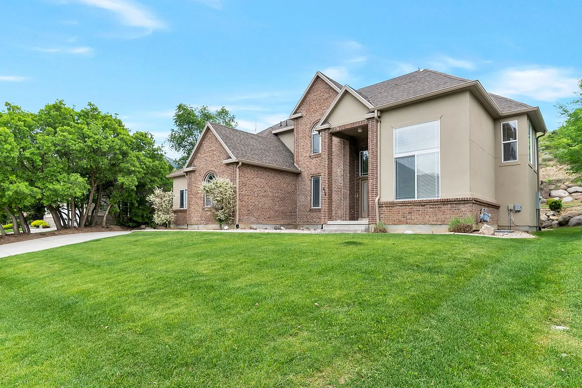 Building Photo - 658 E High Ridge Ln