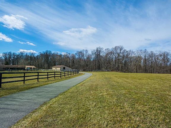4th image of 5081 Blue Springs Dr