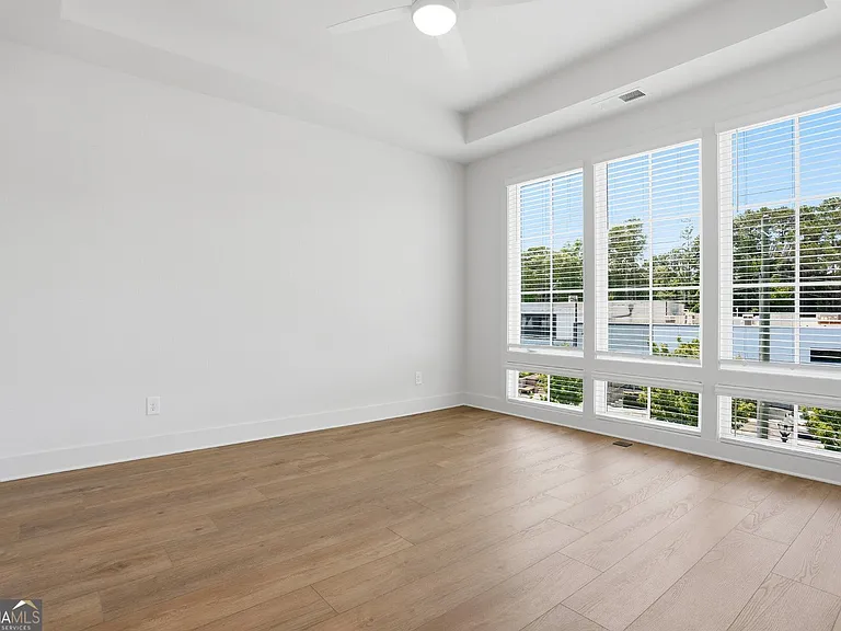 2597 Mackintosh — Photo 15