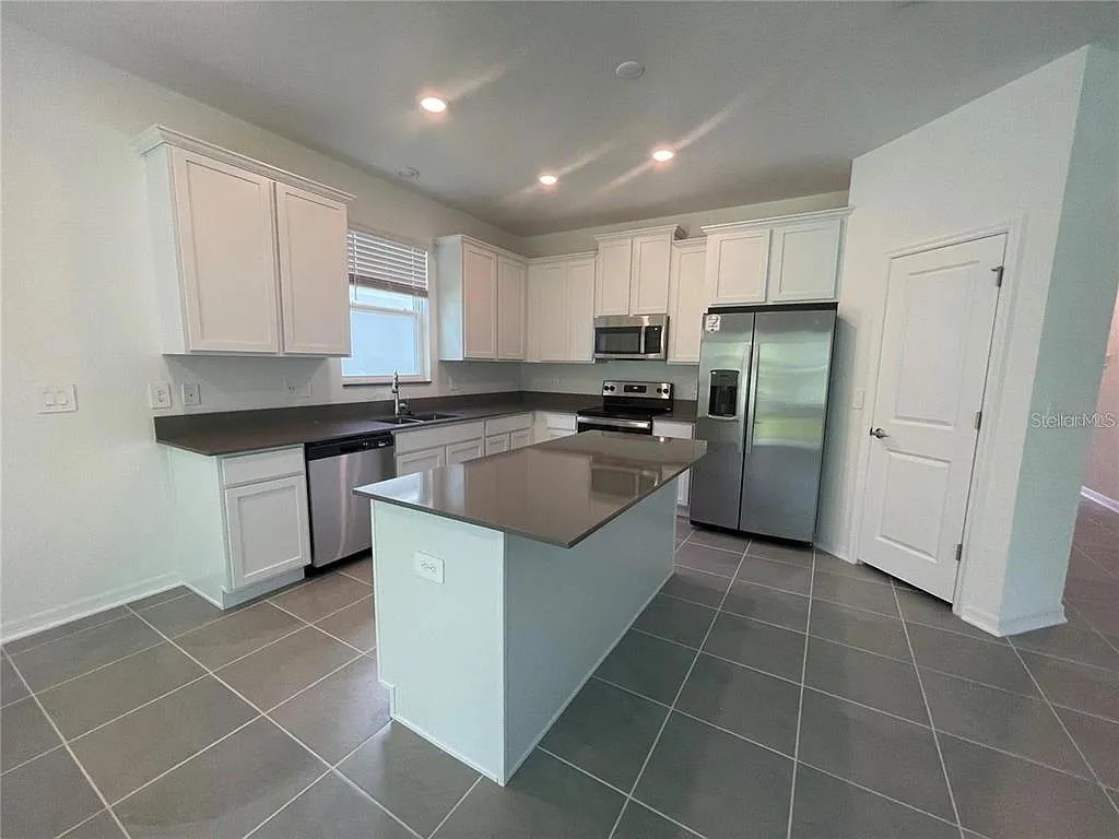 4 bed, 2.0 bath, 1843 sqft, $2,600 — Photo 3