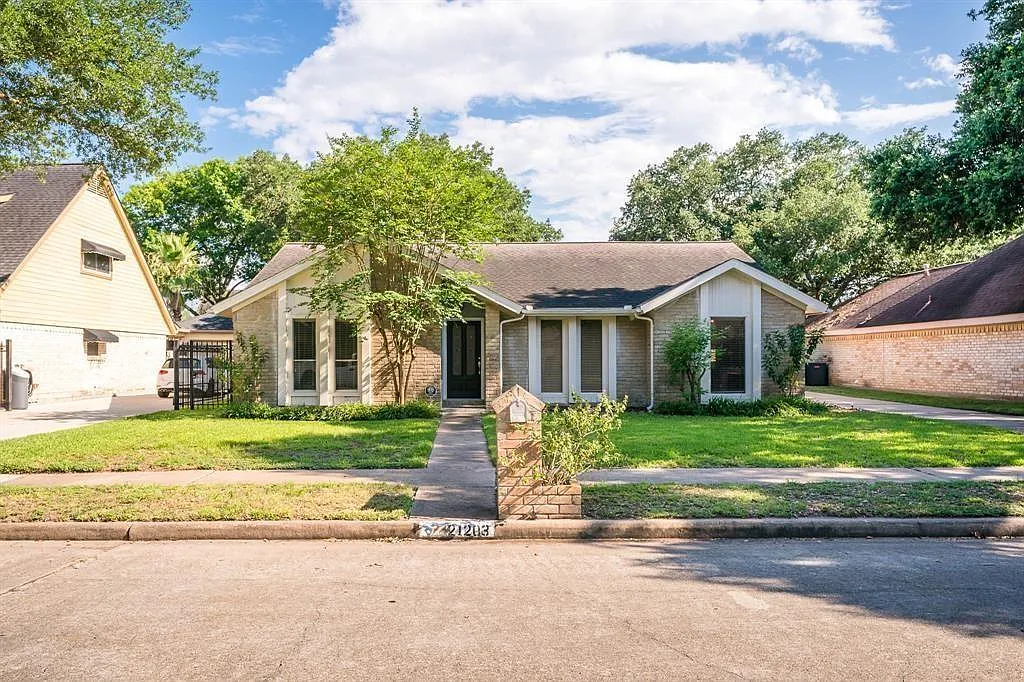 4 bed, 3.0 bath, 2218 sqft, $2,300 — Photo 2