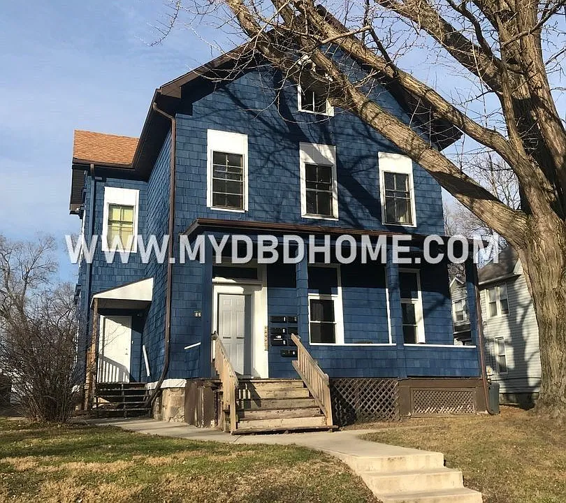 328 W Dewald St