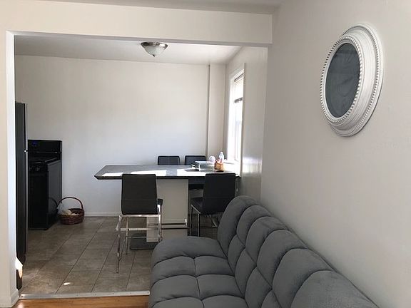 4th image of 2409 W Balmoral Ave APT 2B