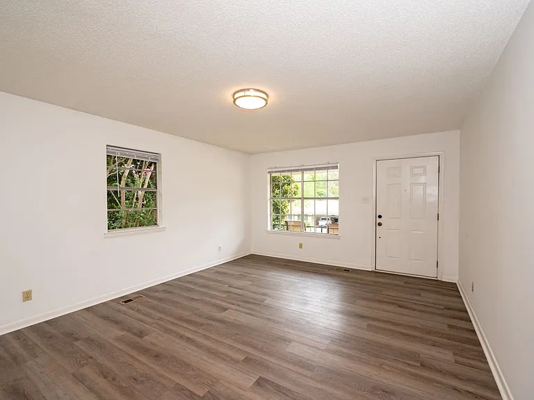 1320 Northpoint Cir — Photo 32