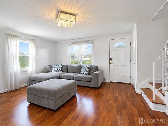 3rd image of 217 Bergen St