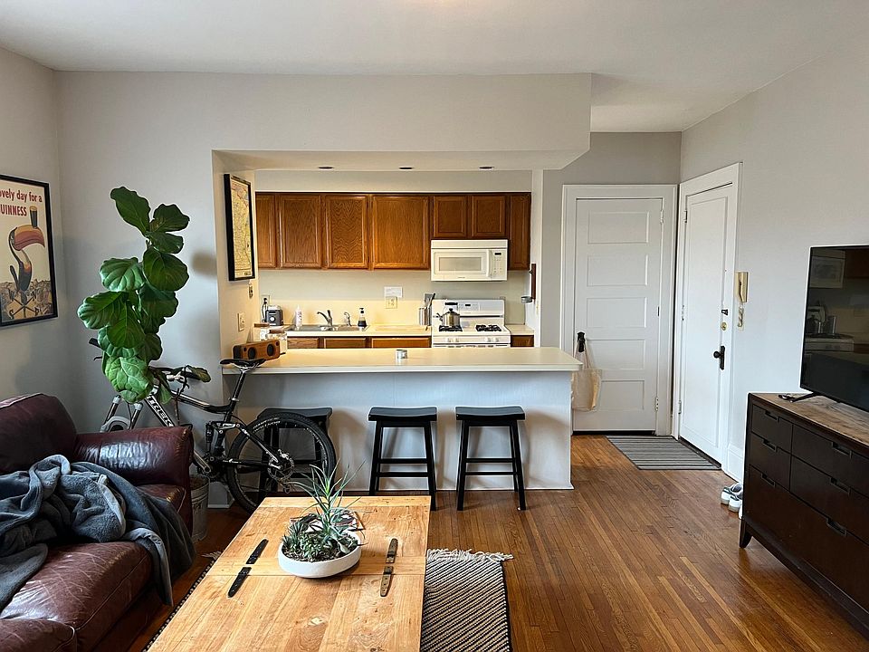 1st image of 816 W Lake St APT 207